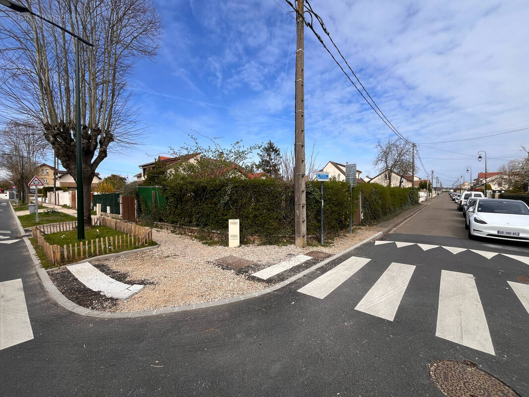 Terrain à LES CLAYES-SOUS-BOIS