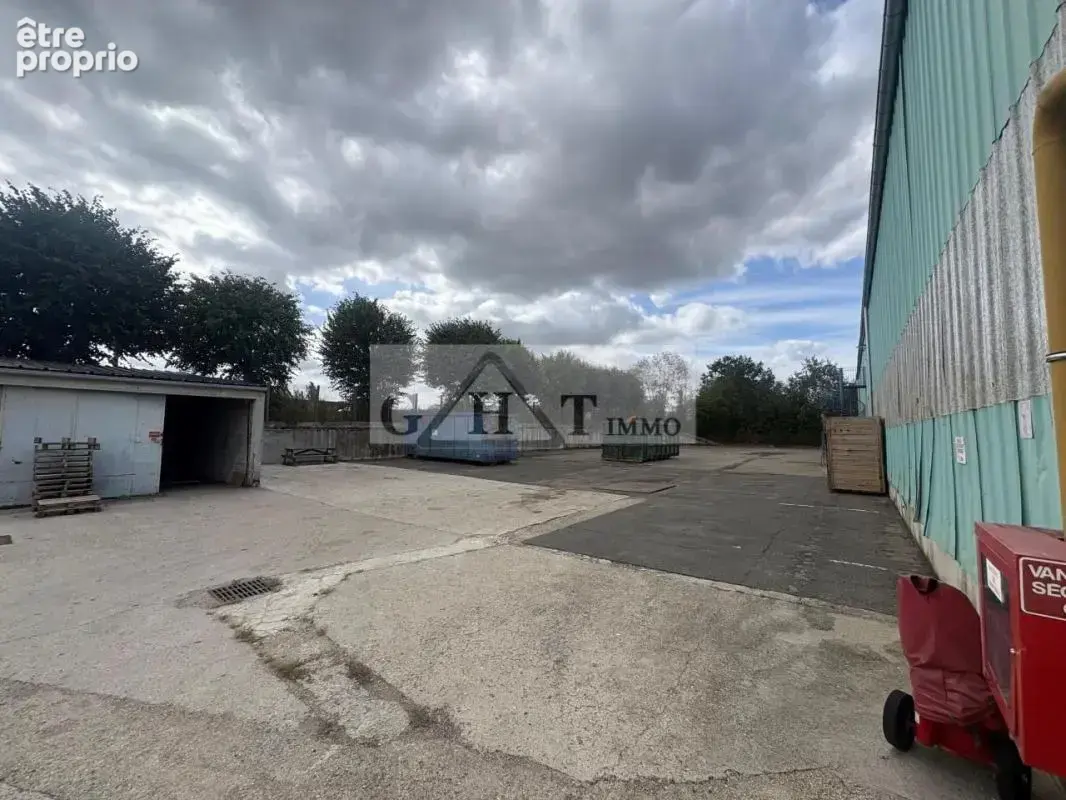 Entrepot 3700 m² a vendre a vaux le penil - photo 11