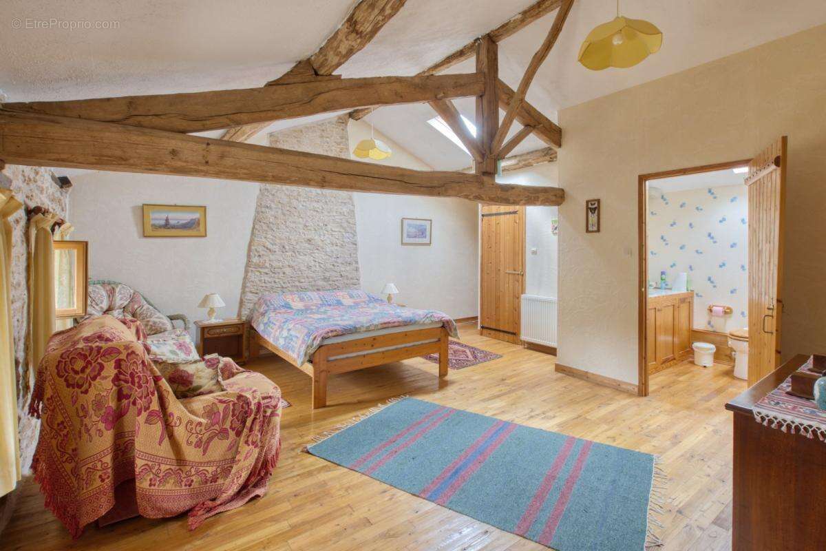 Maison à CLUSSAIS-LA-POMMERAIE