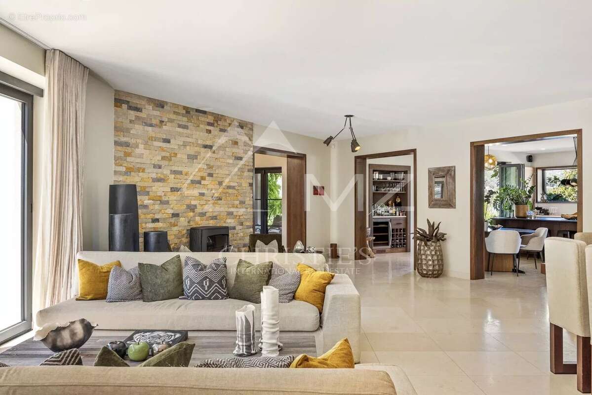 Maison à CHATEAUNEUF-GRASSE