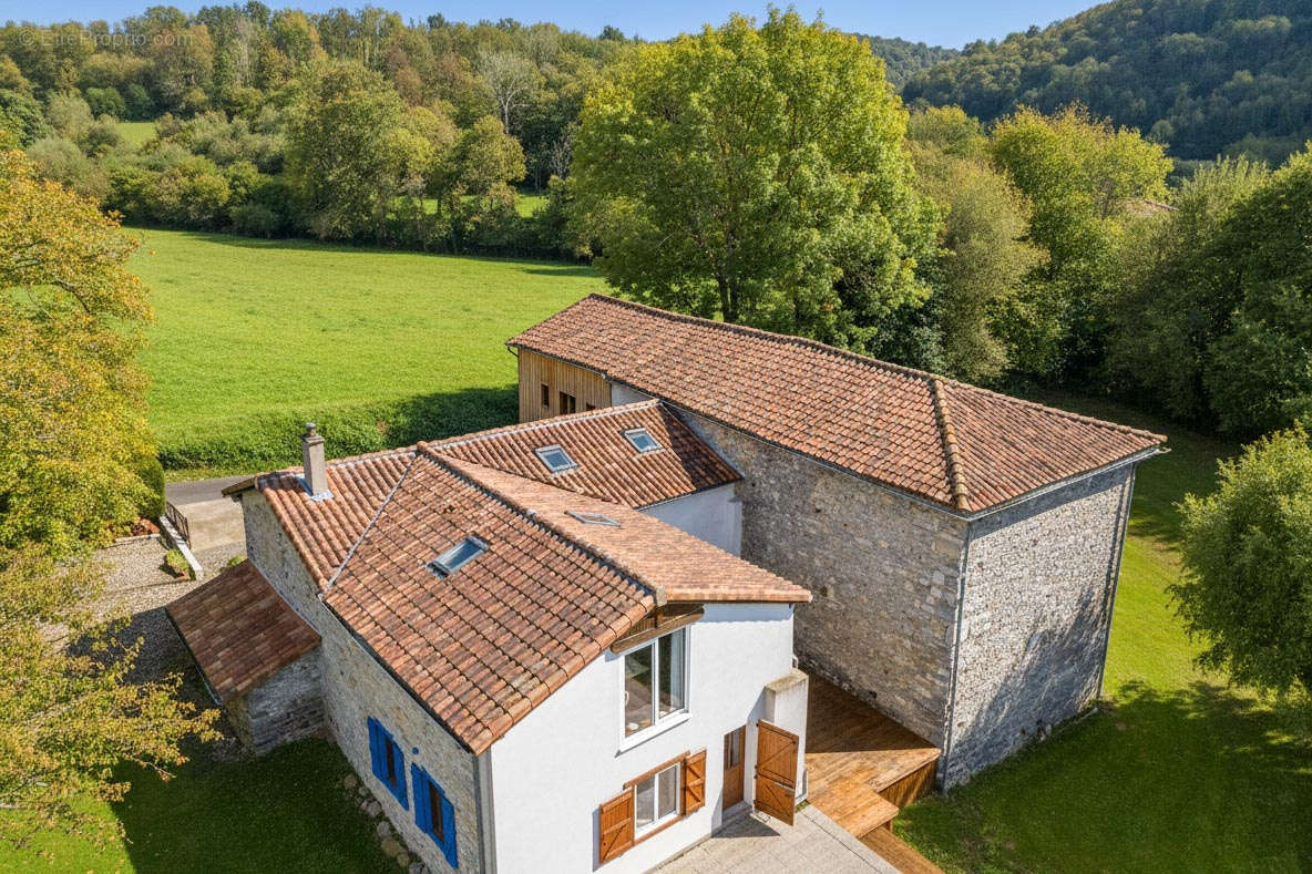 Ferme en pierre avec grange et vue sur les montagnes - photo 2