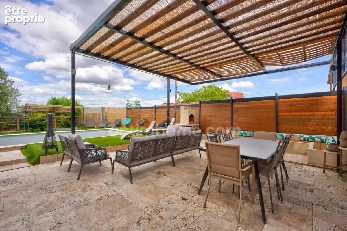 Maison à vendre à Pierre-Bénite (69600) – 136 m², 6 pièces, 4 chambres, piscine et jacuzzi - photo 2