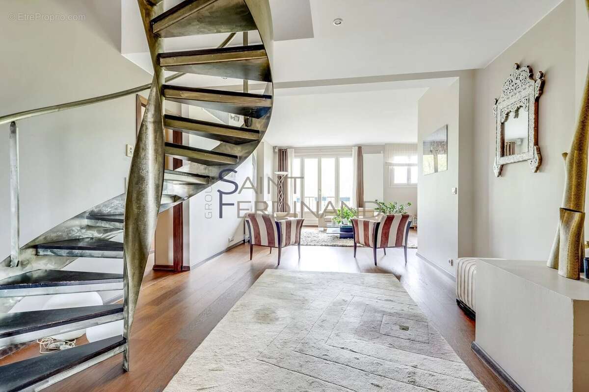 Appartement à NEUILLY-SUR-SEINE