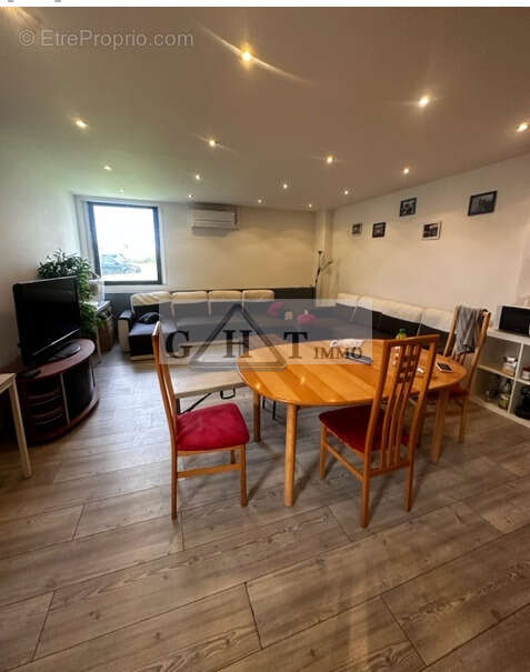 Commerce à VAUX-LE-PENIL