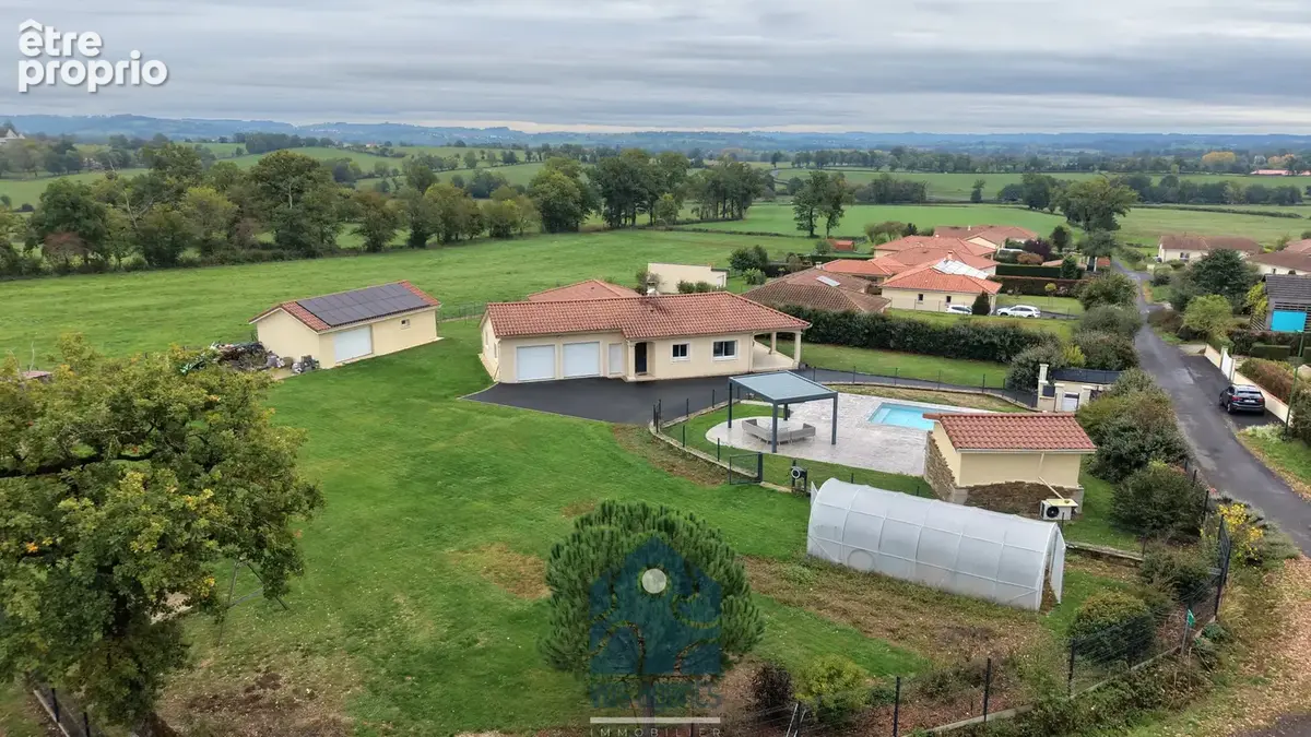 Maison T5 avec piscine, double garage, terrasse couverte, pergola et dépendances - photo 11