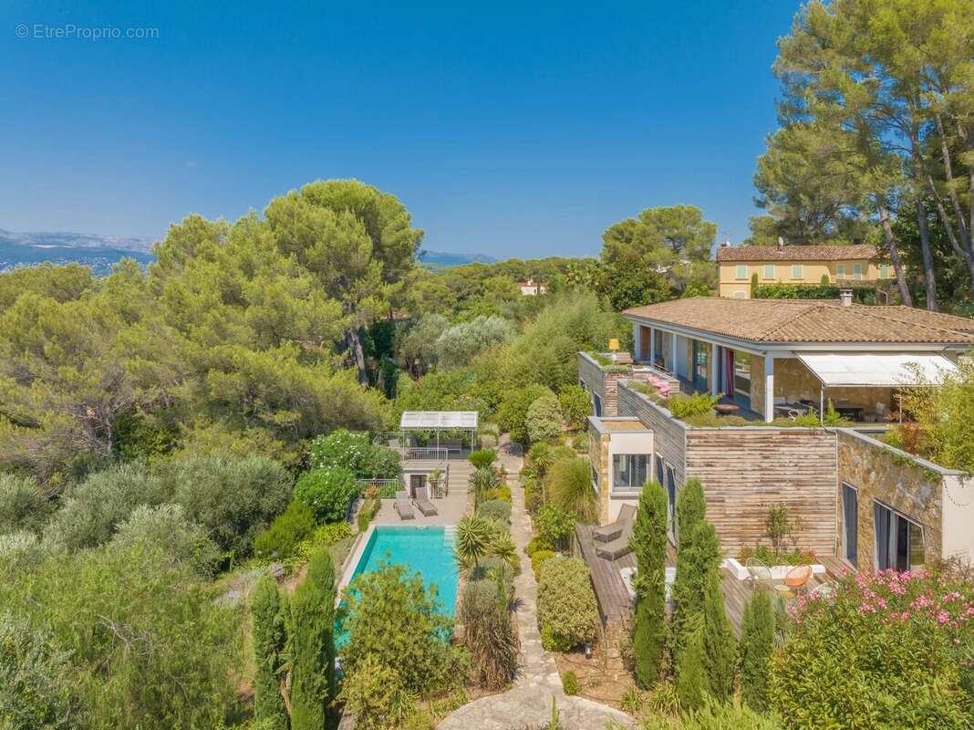 MOUGINS à 5 minutes du village  Villa d'exception 408m2 suspendue dans la nature - photo 16