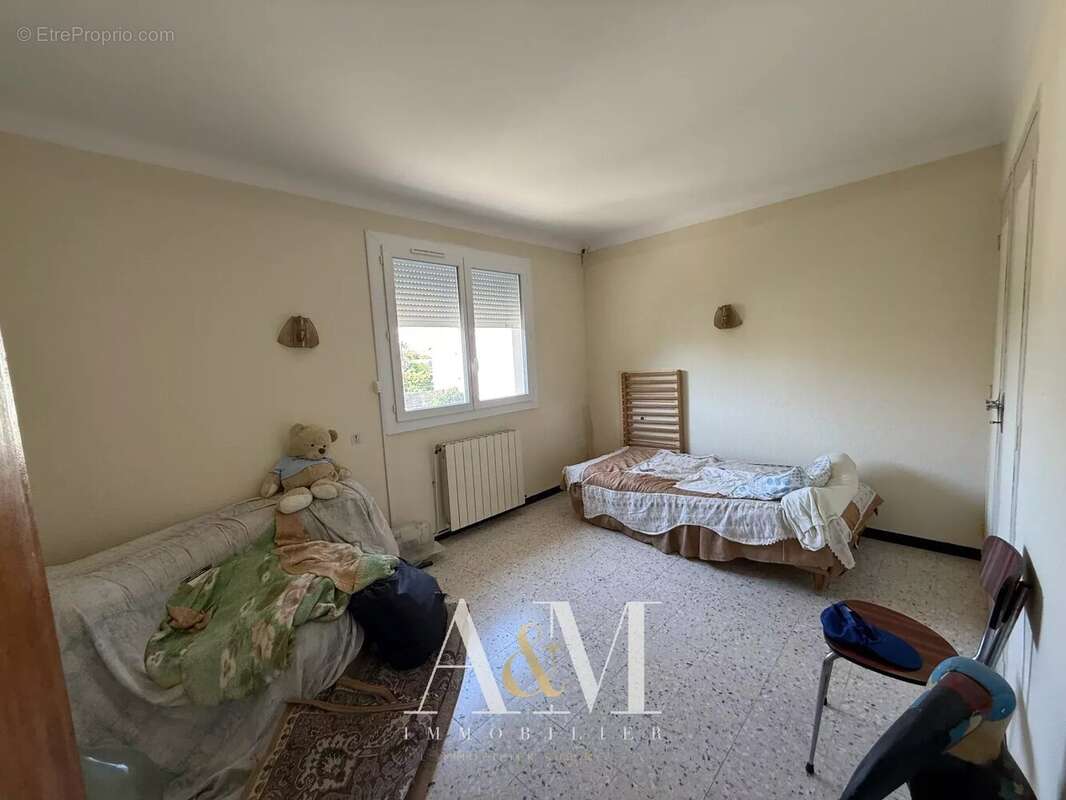 Villa T5 de 101 + garage sur 555 m² de terrain - photo 3