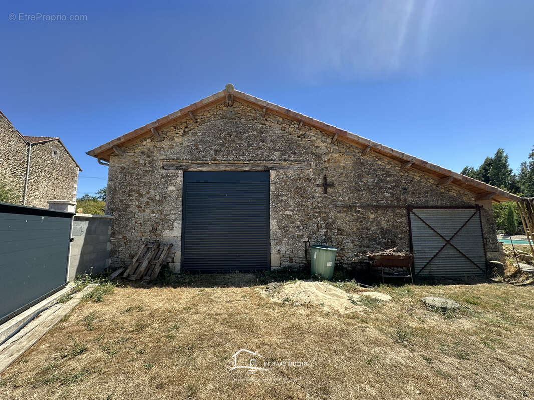 Maison de plain-pied avec piscine, dépendances et beau potentiel d’agrandissement - photo 12