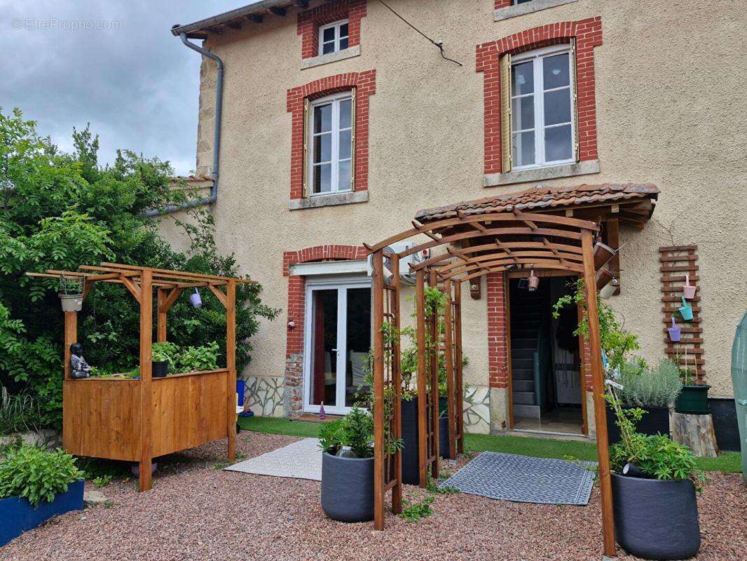 Maison à SAINT-JUST-EN-CHEVALET