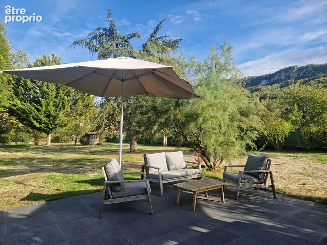 Villa dans village avec commerces , piscine , beau terrain bordé par une rivière - photo 21