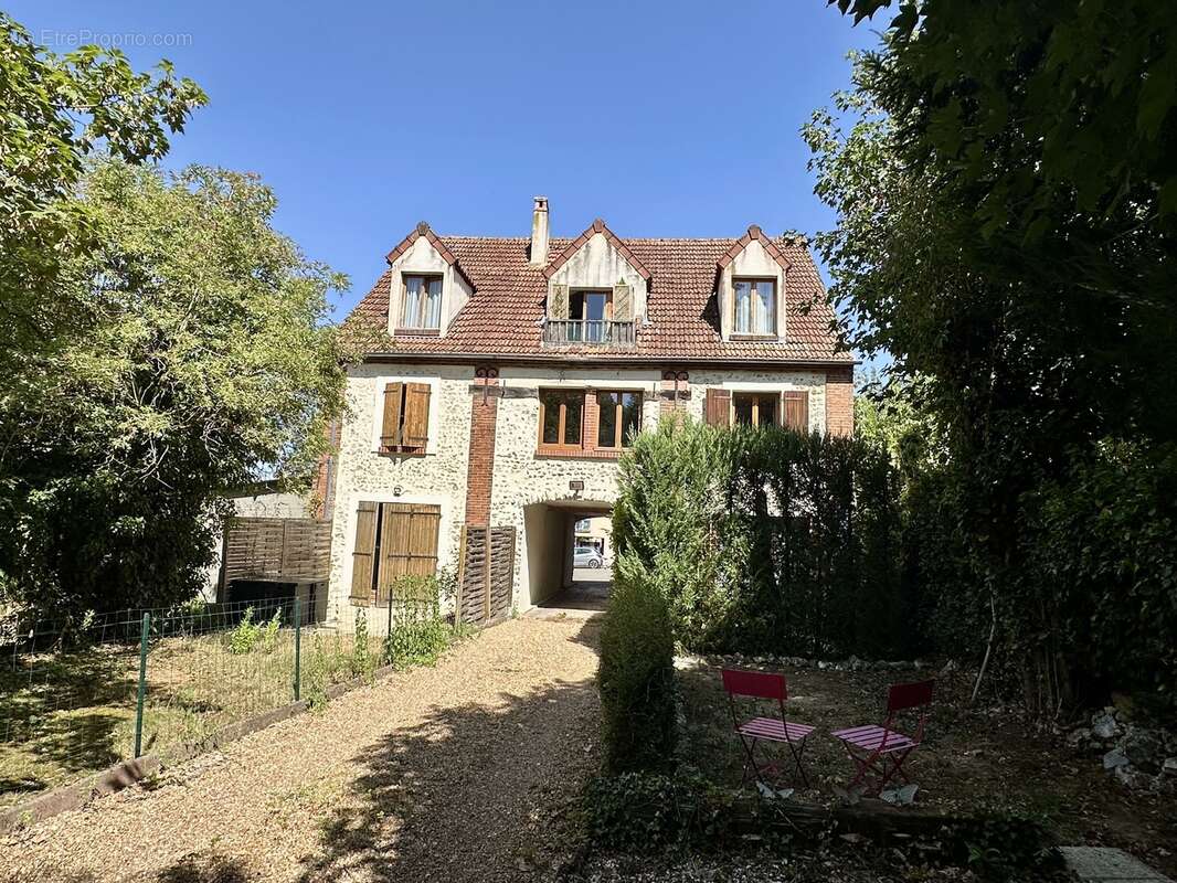 MAINTENON  Appartement F4  rénové balcon jardinet et 2 parkings - photo 2