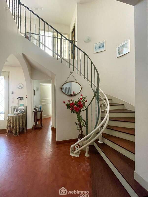 Magnifique escalier baigné de lumière