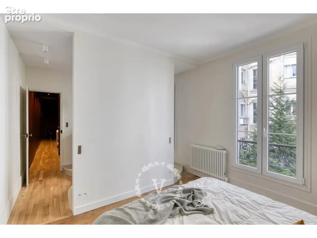 Rue de Clichy – Rénovation d'architecte, beaux volumes, balcon et cave - photo 8