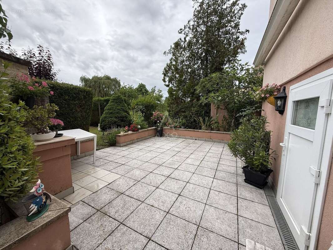 Exclusivité // moulins- les- metz // appartement // 110 m2 // 2 chambres // jardin // garage - photo 2