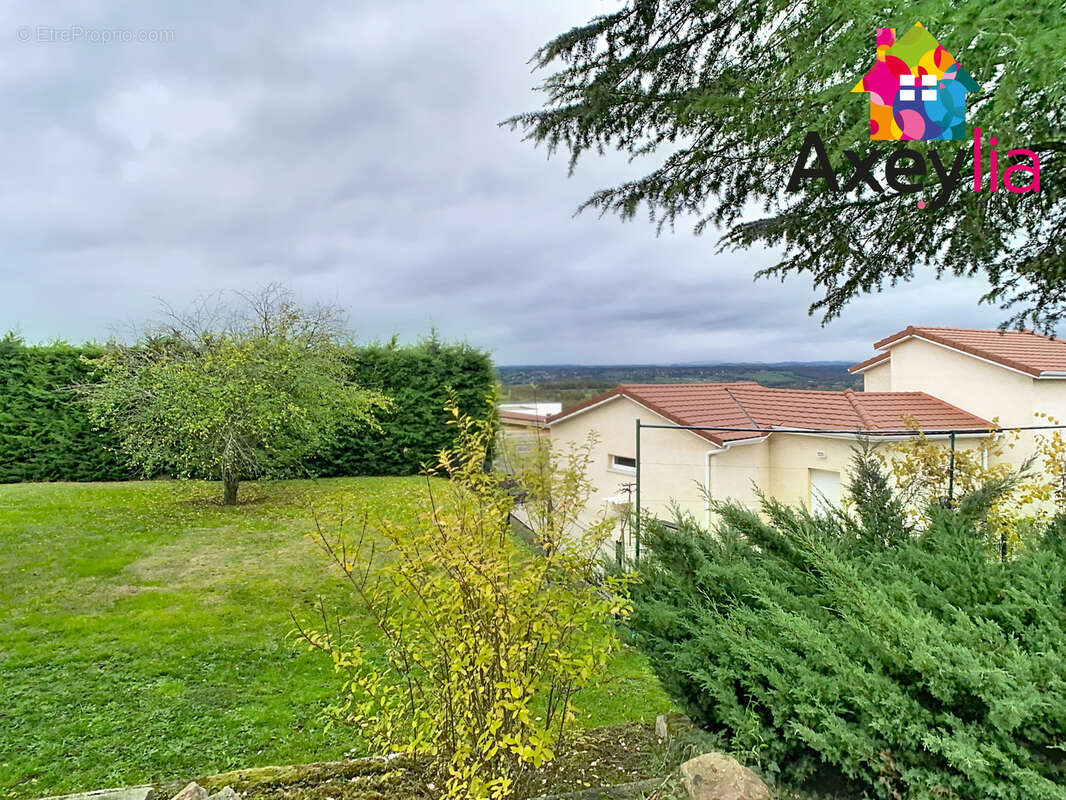 Maison à SAINT-CYR-DE-FAVIERES