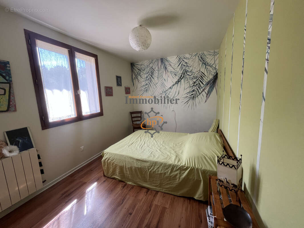 Maison individuelle avec garage, dépendances et terrain attenant. - photo 10