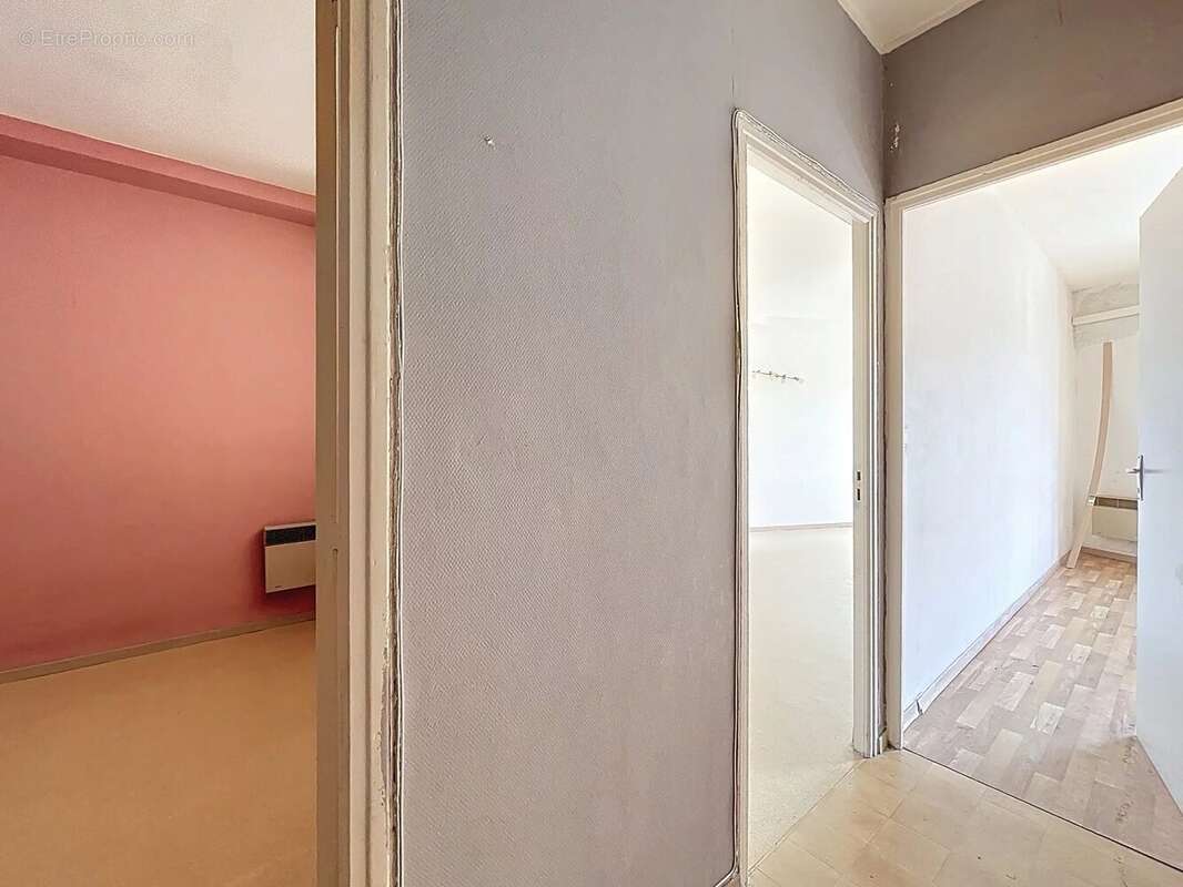 Grand F2 à rénover avec fort potentiel – Résidence ARINELLA (Lupino, Bastia) - photo 4