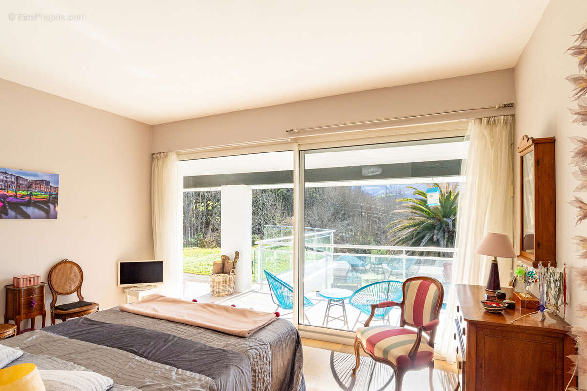 Cadre privilégié à Urrugne   Maison lumineuse avec piscine et double garage - photo 3