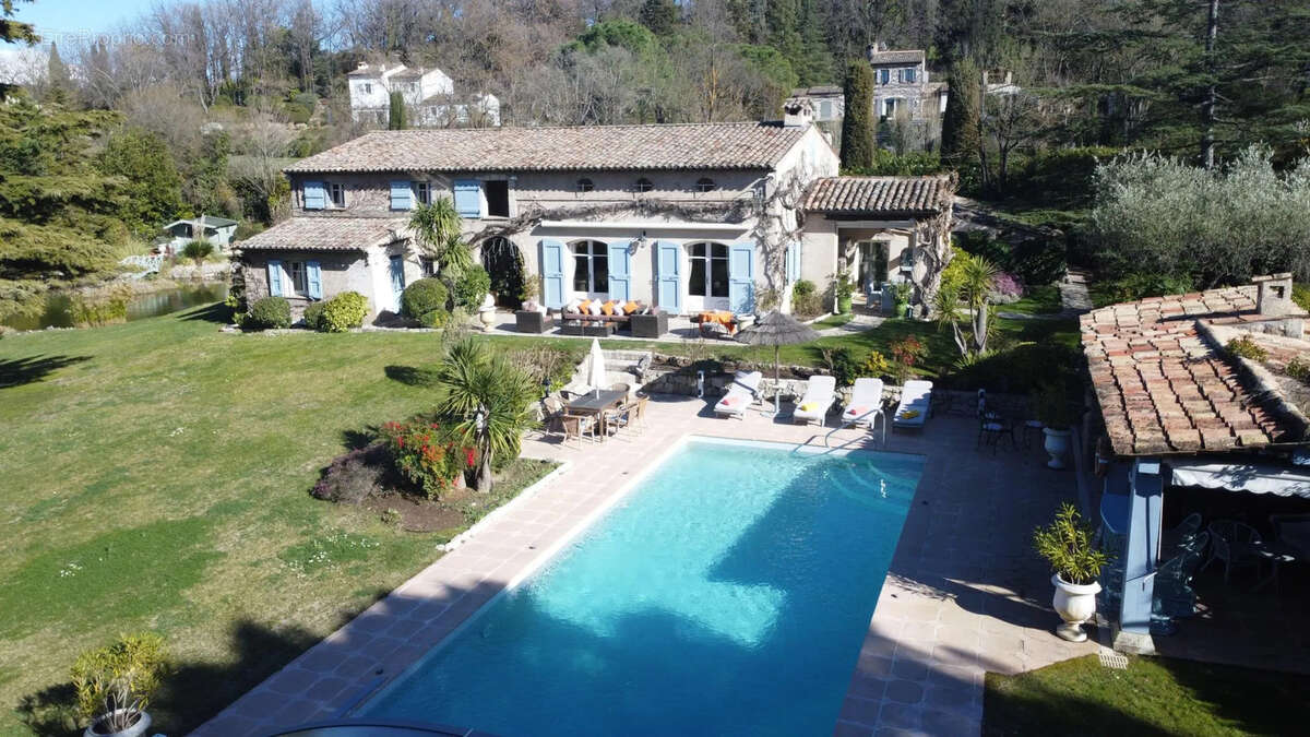 Maison à CHATEAUNEUF-GRASSE