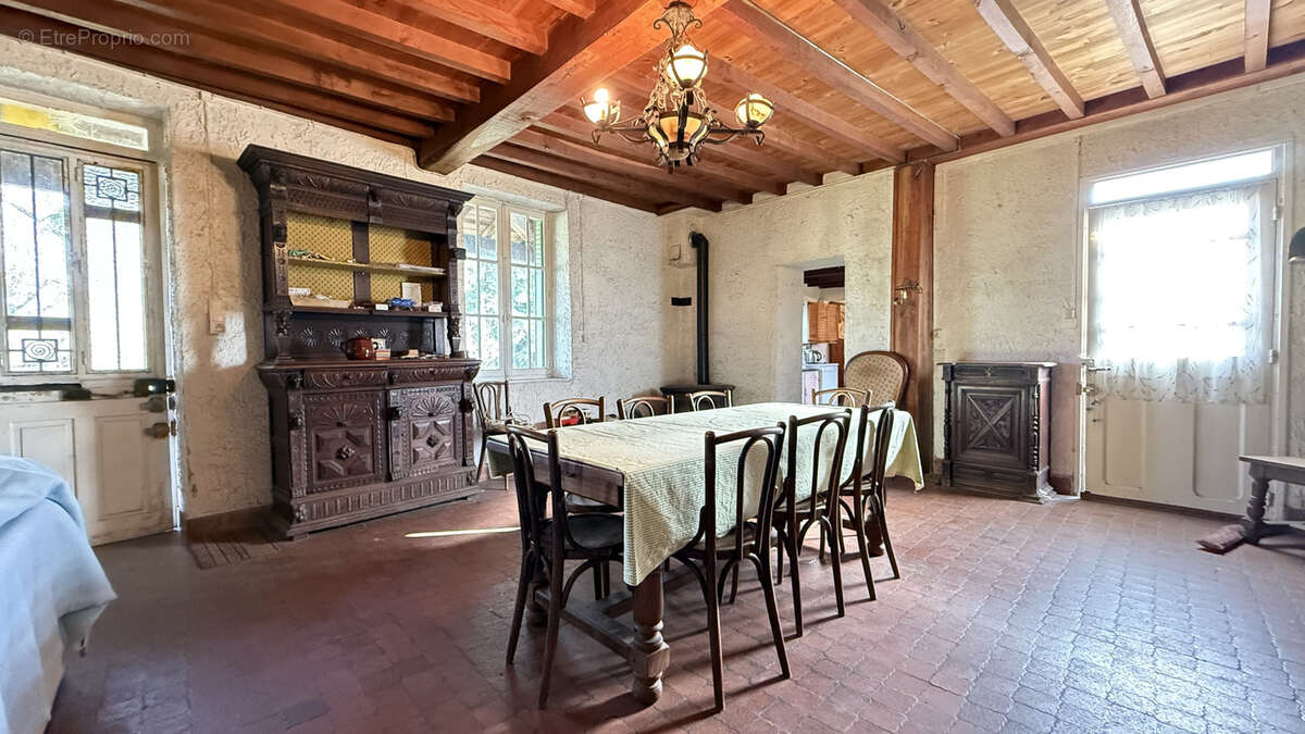 Maison de campagne familiale à rénover entièrement avec grand terrain et dépendances - photo 9