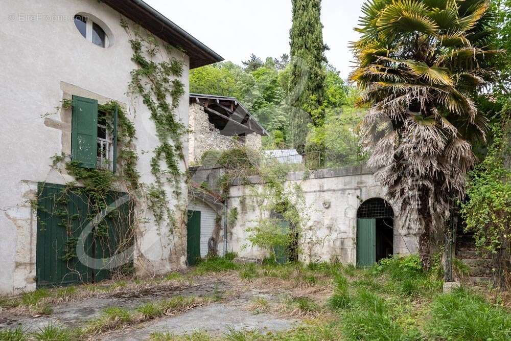 Maison de ville  à rénover + Dépendances + Terrain - Maison à VINAY