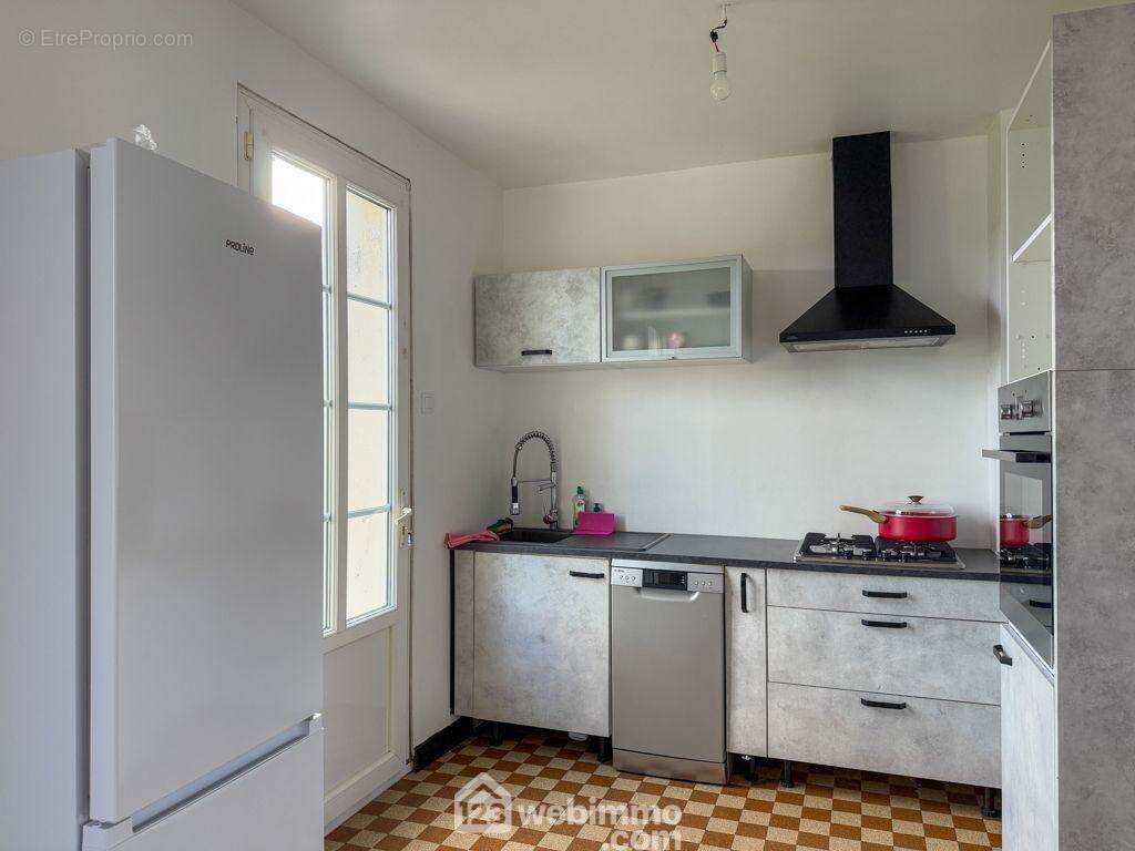 la cuisine équipée et aménagée est ouverte sur le salon-séjour. - Maison à LA CHATAIGNERAIE