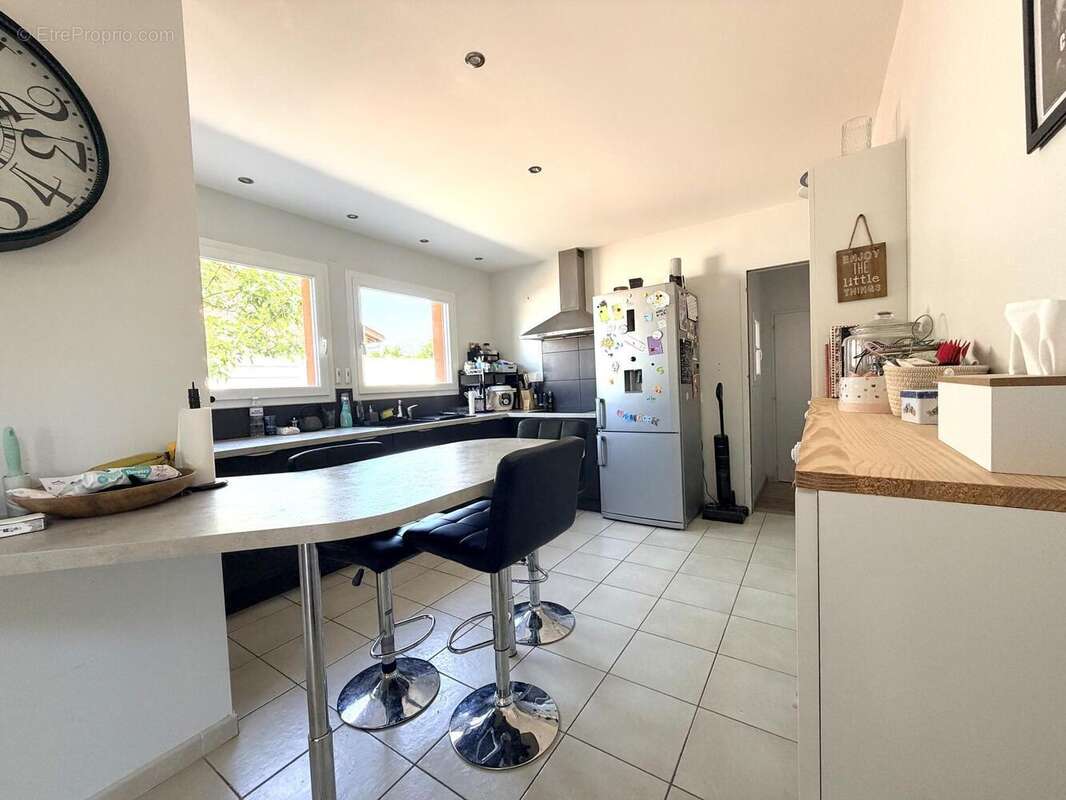 Maison 130 m² à Saint-Jean-De-Thurigneux  - photo 8