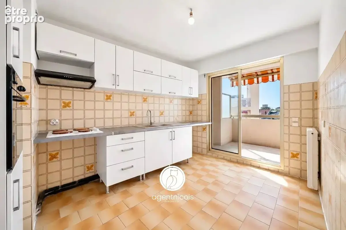 NICE // Fleurs : Appartement / À Rénover / Dernier Etage / Vue Panoramique - photo 5