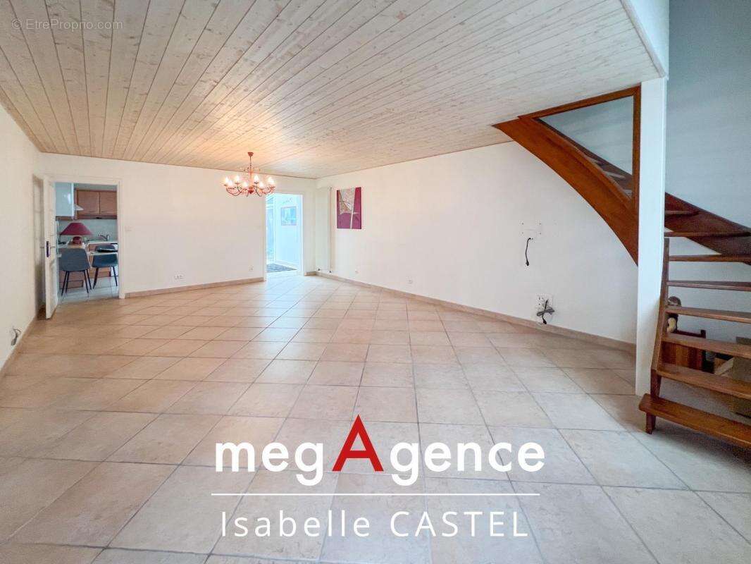 Maison Sablaise pleine de charme avec jardin et garage ! - photo 3