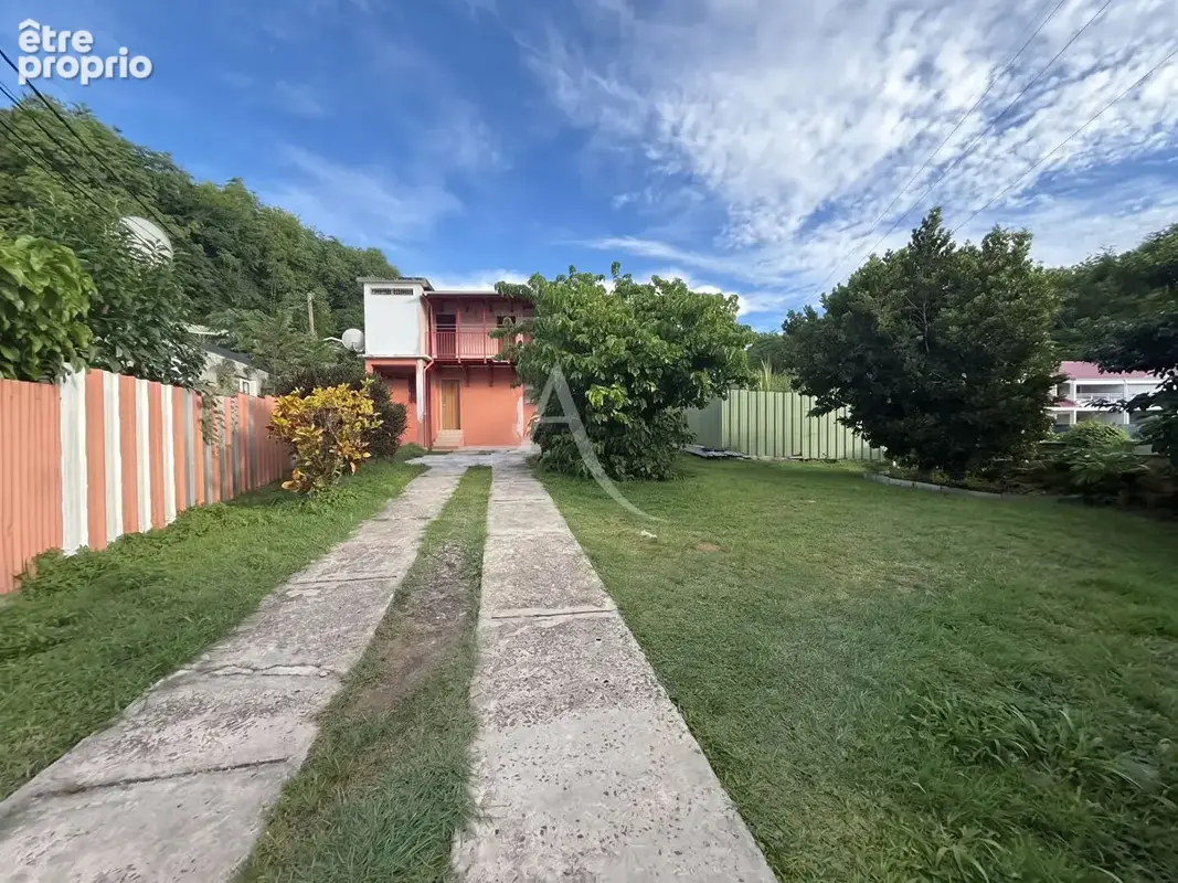Affaire à saisir aux Abymes : Maison 2 niveaux autonomes à fort potentiel ! - photo 11