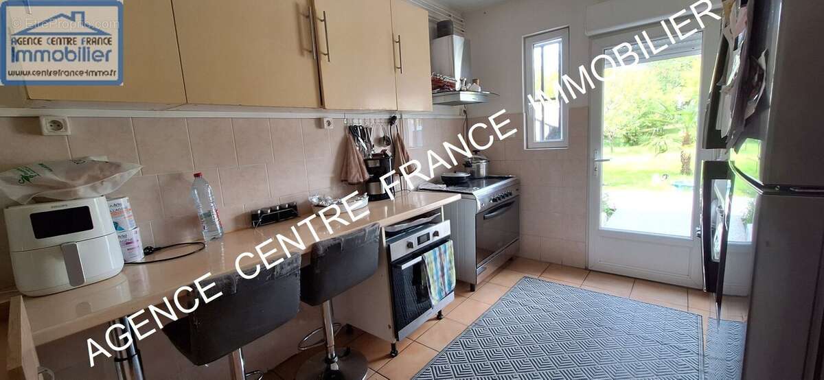 BOURGES, proche EMB. Grande maison familiale d'environ 300 m² avec 7 chambres DPE D - photo 13
