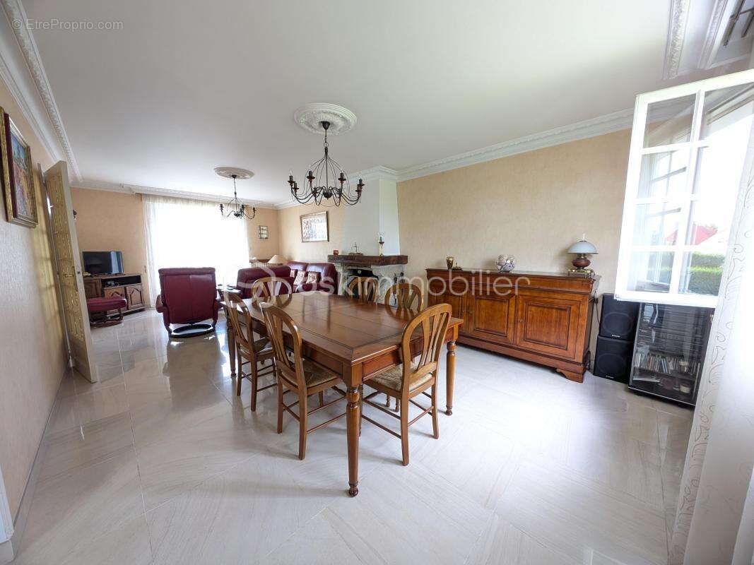 À Liffré, dans un quartier très recherché, venez découvrir cette jolie maison familiale pleine de charme et de potentiel ! - photo 3