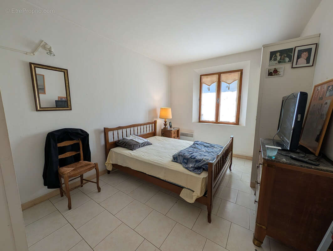 Maison de 90 m2 à Saint-Martin-de-la-Brasque avec garage et jardin - photo 7