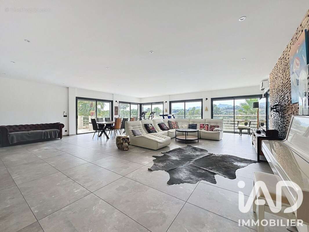 Maison 400 m² à Roquebrune-Sur-Argens  - photo 8