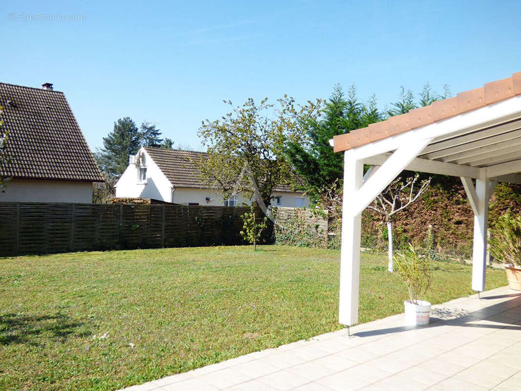 Maison à SAINT-DENIS-DE-L&#039;HOTEL