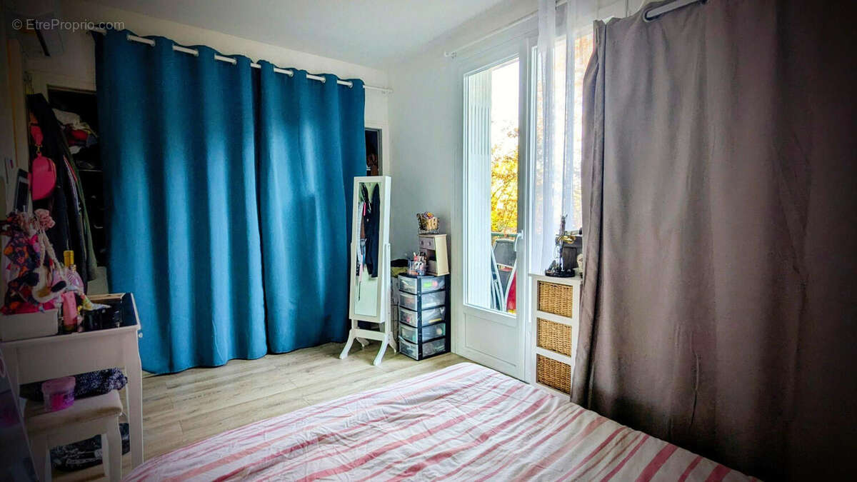 chambre et son balcon - Appartement à AGEN