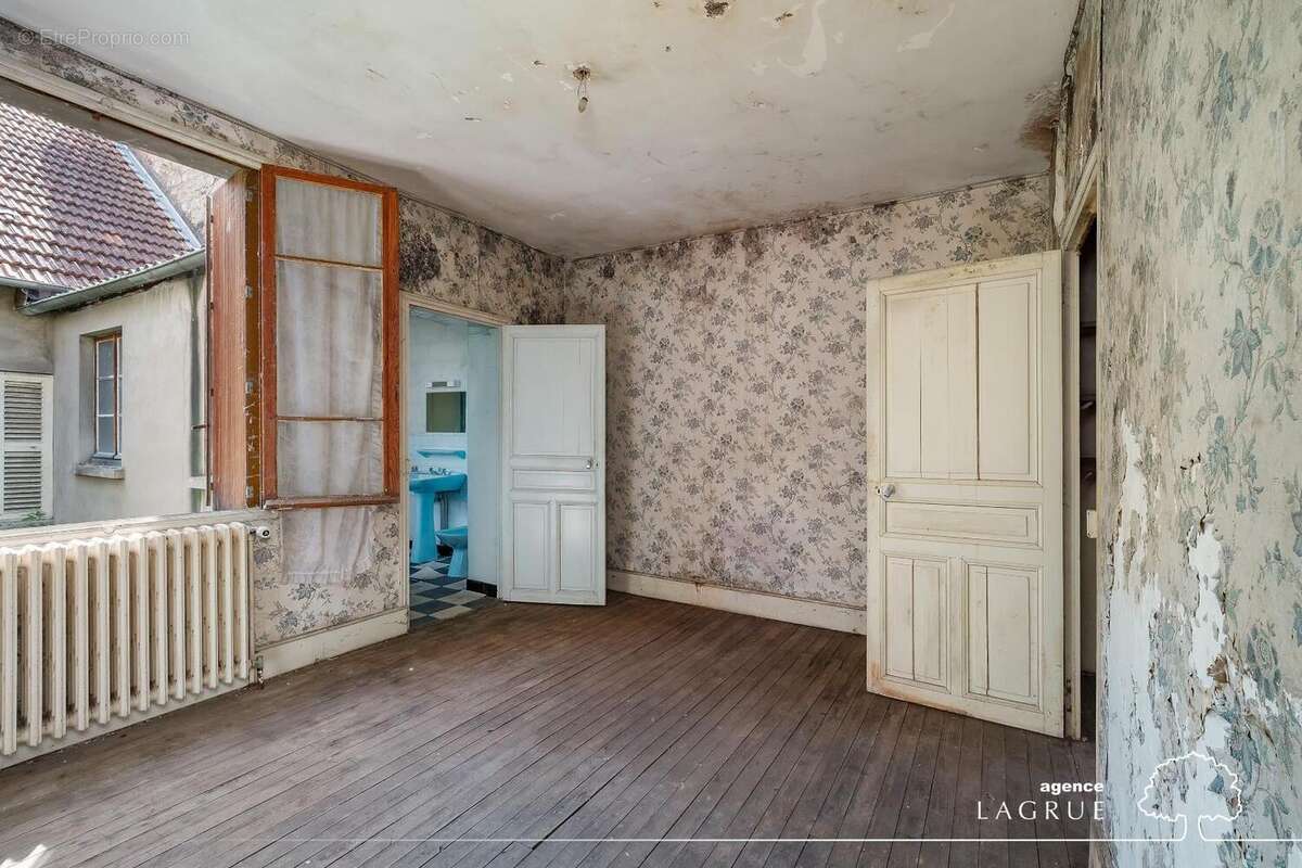   - Maison à VICHY
