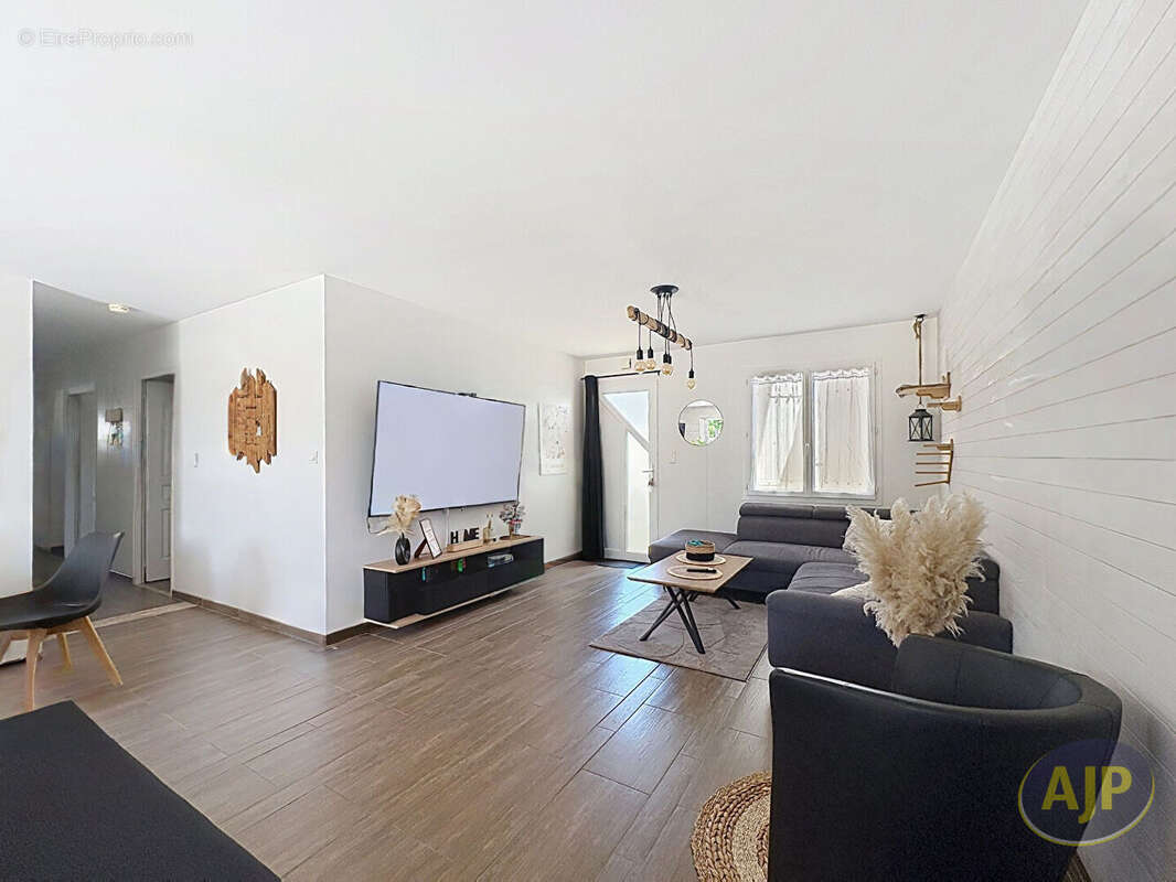 LES MAGNILS REIGNIERS - Maison de plain-pied - 4 chambres - photo 3