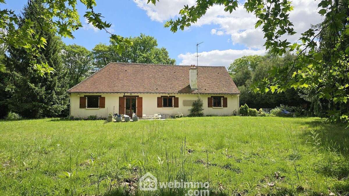 Venez visiter cette maison en lisière de forêt.