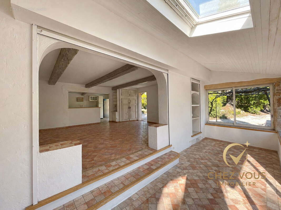 SALON - Maison à CALLIAN