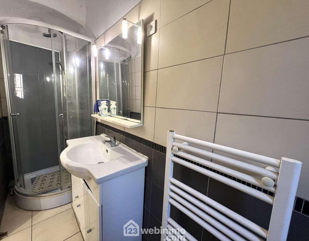 La salle d&#039;eau avec le WC - Appartement à BRANDO