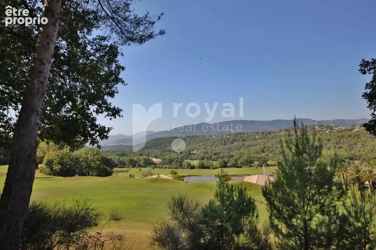 Terrain à MOUGINS