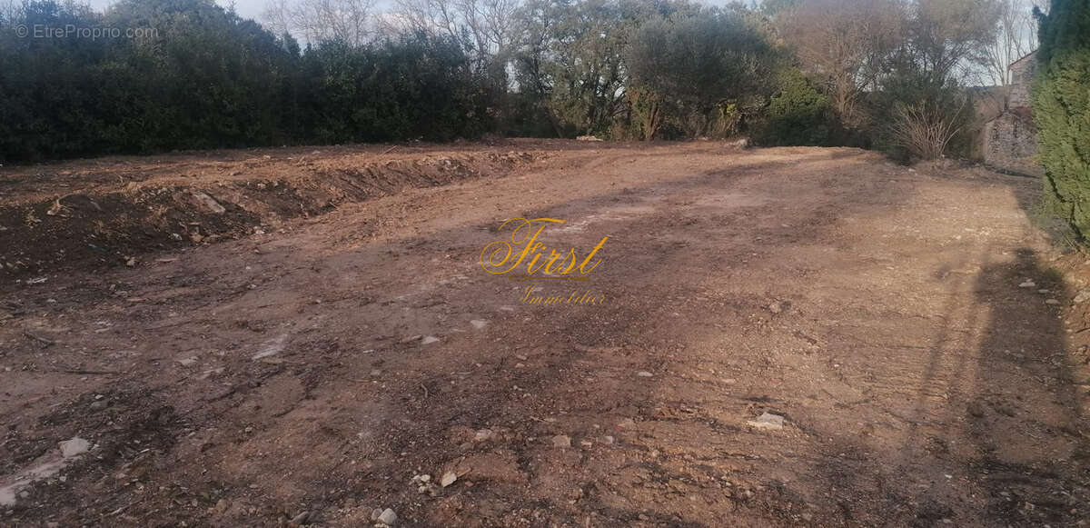 2000 m2 de TERRAIN à batir ( possibilité de faire 2 lots ) 70 % de possibilité d'emprise au sol entre CASTRIES - photo 2