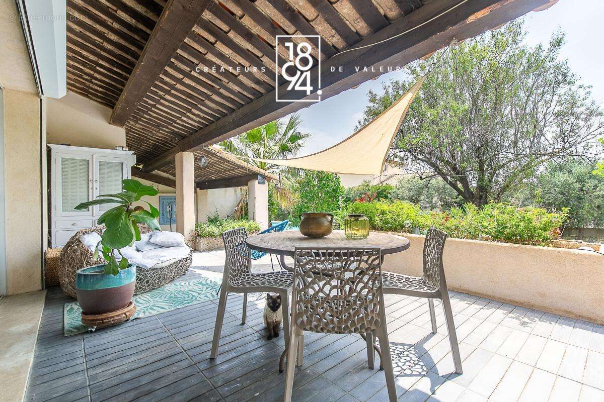Maison 7 pièces à vendre La Fare les Oliviers (13580)  167m2  Jardin  Piscine - photo 14