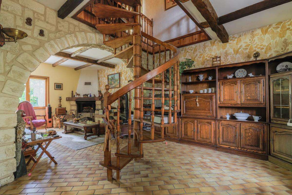 Maison de caractère, volumes remarquables - 7 pièces - Maubeuge - photo 5