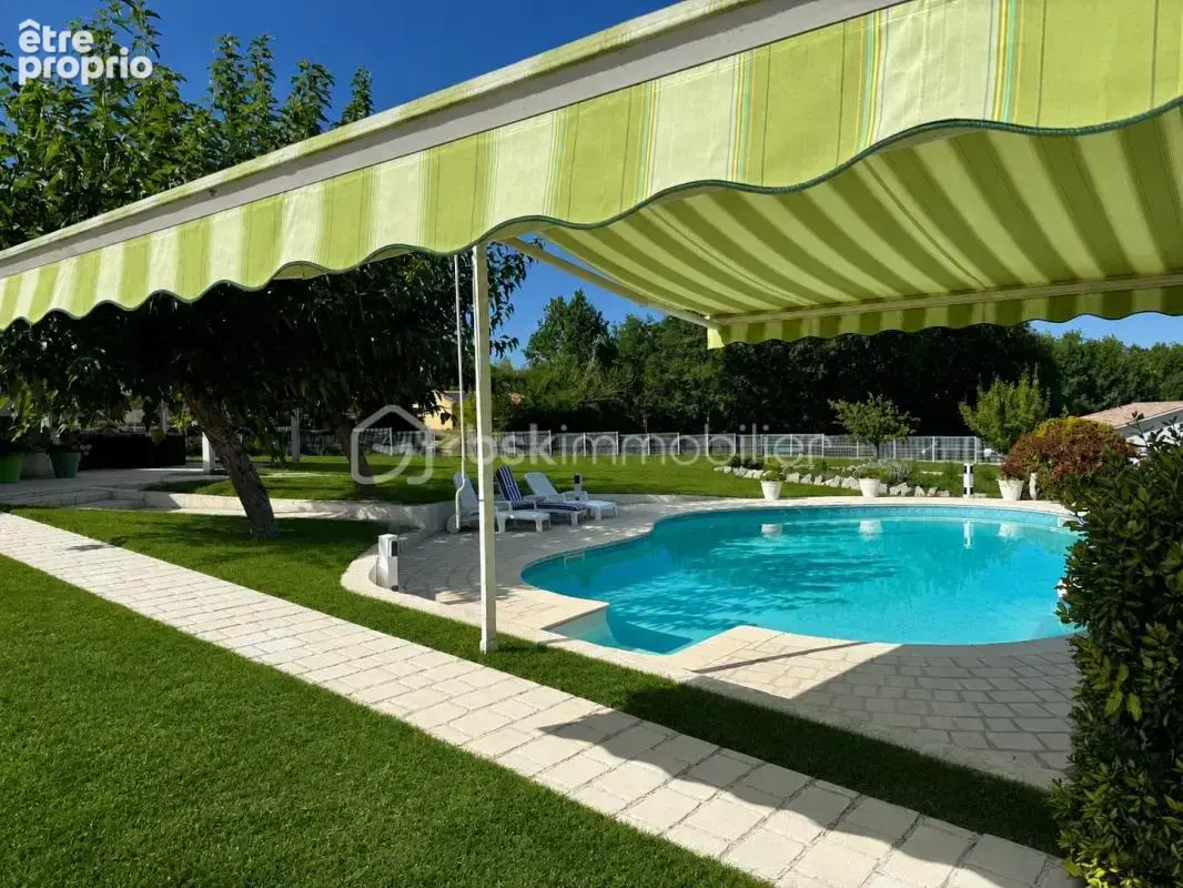 Découvrez la sérénité dans une spacieuse propriété avec piscine, à proximité des commodités ! - photo 7