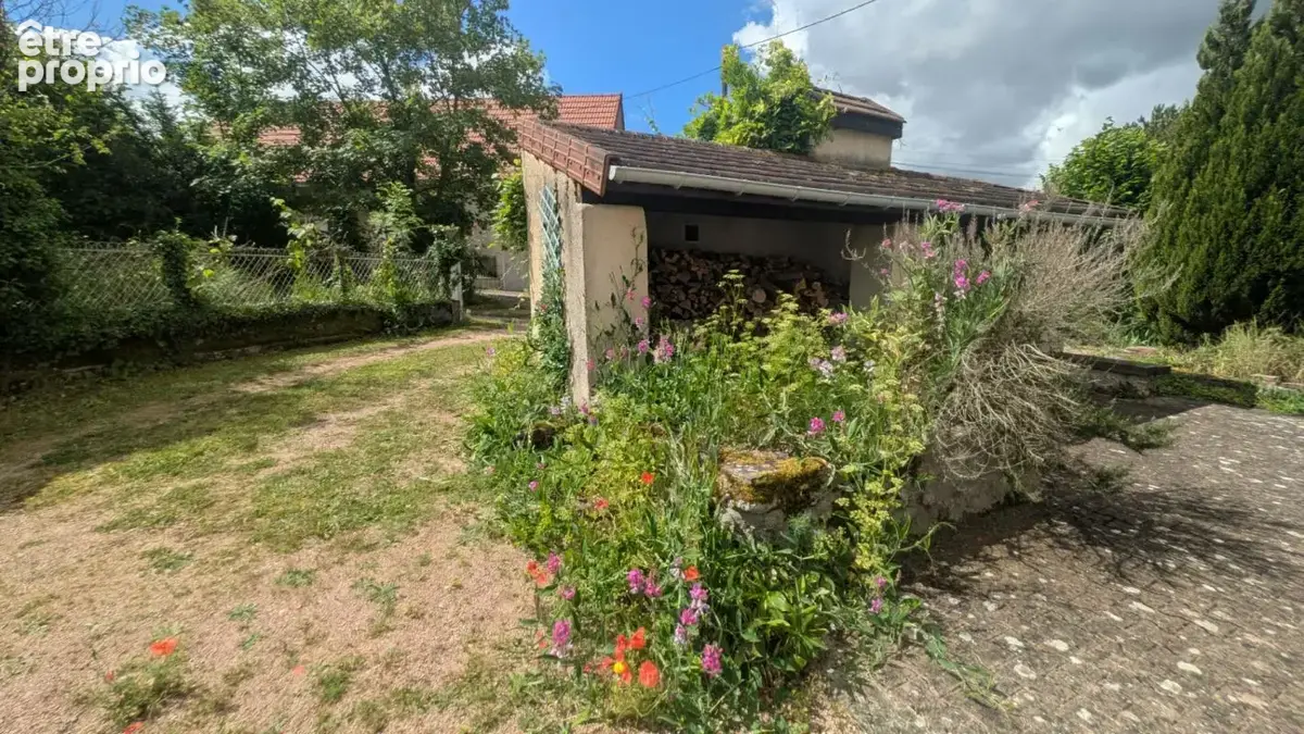 Sur Montaigu le blin, longère et dépendances - photo 6