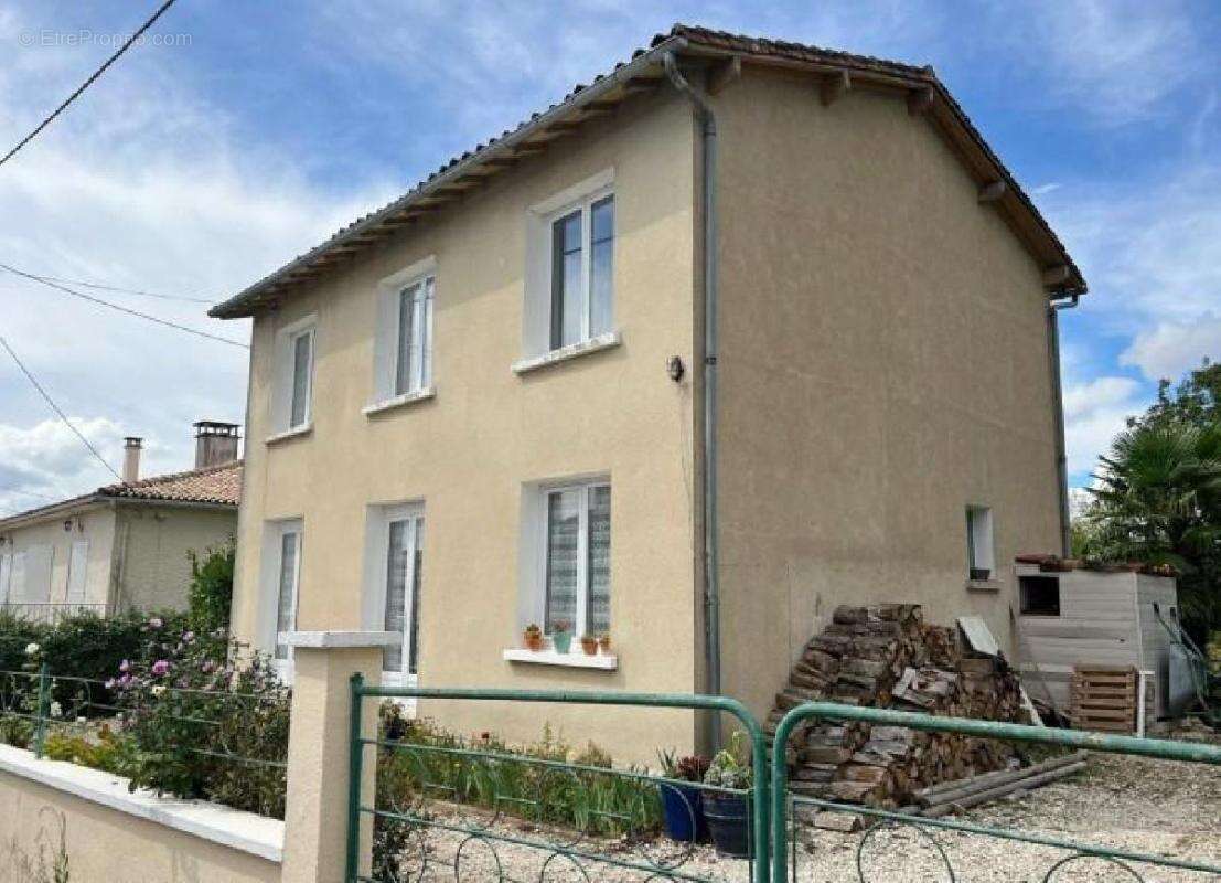 Maison 96 m² à Charroux  - photo 2