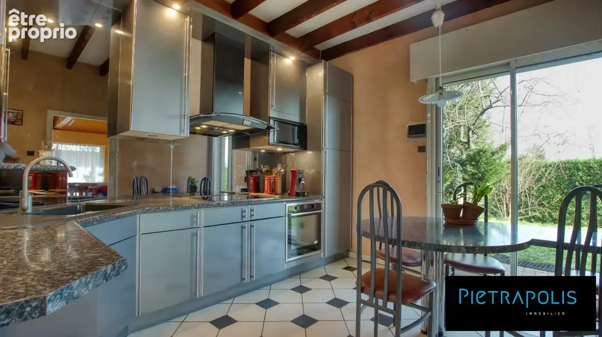 Maison 270 m² à Thil  - photo 6