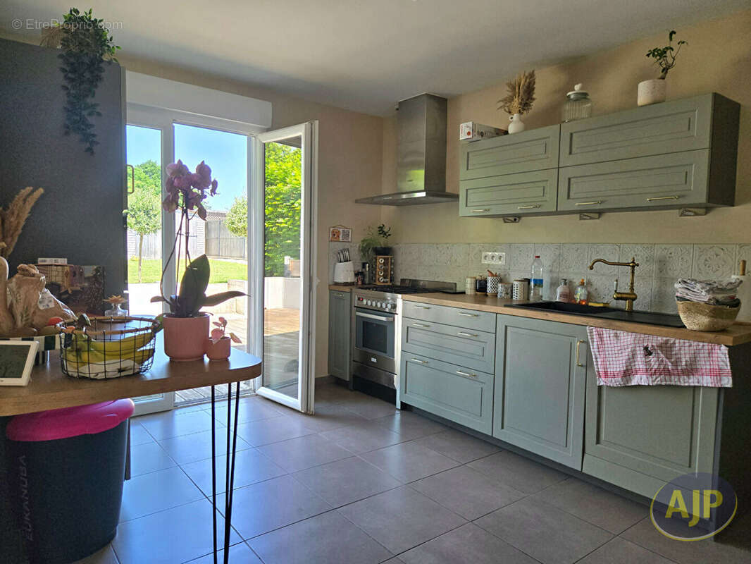 SAINT-JEAN-BREVELAY : Maison T5 dans le bourg, entièrement rénovée  - 20 min de Vannes ? DPE C ? Uniquement chez AJP ! - photo 5